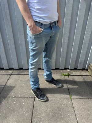 Nudie jeans - Nudie jeans - Modell: Thinn Finn - Storlek:  W30/L34 - skick: 7/10(hål på knät) - Nypris runt 2000kr Bara att höra av sig vid minsta fundering!🤩