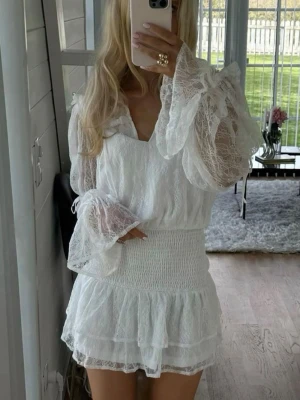 Klänning  - Vit kort spets klänning perfekt till midsommar eller studenten. Jag på bilderna är 163 cm lång🤍 Står storlek 6 på lappen antar att det är samma som xs 