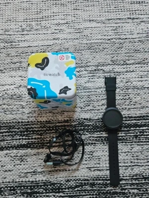 Fin smartklocka med Touch (oanvänt)  ny pris 3500 - Fin smartklocka med Touch  Bra batteritid. Finns Wifi.  Vattentät.  Finns olika funktioner.  Ta mot samtal eller sms.  Passar till alla smartphone.  Sportband finns nu Det går bytas ut band. Kan ändra olika storleka Ny pris 3500