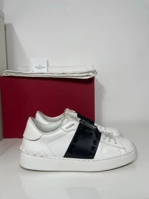 Valentino Rockstud Skor - Säljer nu dessa Valentino Rockstud Skor med ett nypris på 7 700 kr!, skriv för fler bilder/frågor🙌🏼 