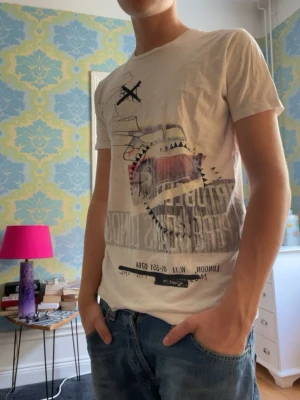 Vintage Pepe jeans T-shirt - Pepe jeans T-shirt. Inga skavanker. Modellen är 180cm 65kg och bär storlek S.  Fråga gärna frågor!