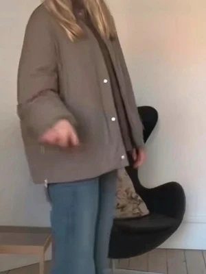 Quiltad jacka Zara  - Supersnygg vattentät jacka från Zara i en khaki/brun färg🤍 Rensar garderoben, kolla in mina andra artiklar!!