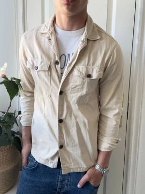 East west overshirt  - East west overshirt, Inga defekter! Modellen i bilderna är 180 cm 75 kg och bär Storlek S , Kom med frågor! 🌟 (Kan gå ned i pris vid köp av paket 😉) 