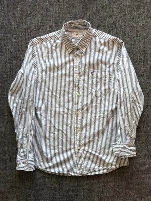 Lexington skjorta ~ sällsynt modell - Sjukt eftertraktad Lexington skjorta i M – blå/vit randig sällsynt modell 🌿  Fint skick, klassisk design och svår att få tag på idag. Stilren och perfekt för lager eller sommarlook. Passar perfekt nu till våren/sommaren ☀️📦✌️