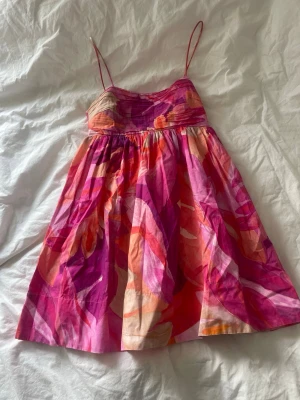 Rosa kort klänning  - Rosa fluffig kort klänning med tunna axelband. Från hm i storlek xs. Utsydd 2 cm i toppen 