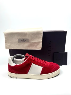 Valenitno Flycrew - Valentino Garavani Flycrew sneakers. Storlek 40. Skick 9,5/10 - alla nitar kvar. Tillbehör: Box, Dustbags och Kort. Nypris ca 8000kr. 100% autentiska.