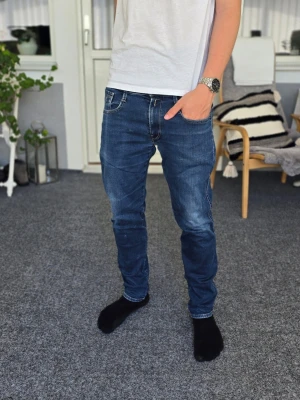 Replay jeans - Snygga Replay jeans i storlek W32/L31, modell Anbass. Står egentligen L30, men är längre än så. Skriv om du undrar något! 😃
