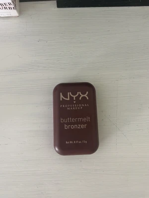 NYX buttermelt bronzer - Säljer denna bronzer från nyx då den aldrig kommit till användning. Färg: BMB08 butta than u. 