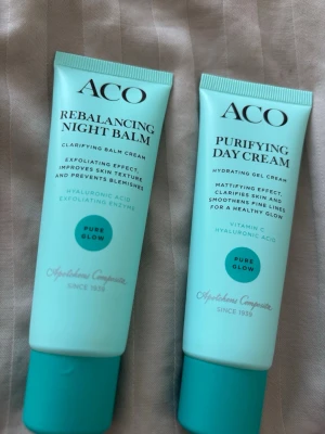ACO Pure Glow natt- och dagkräm - Säljer ett set med ACO Pure Glow Rebalancing Night Balm och Purifying Day Cream. Båda på 50 ml. Nattbalmet exfolierar och förbättrar hudstrukturen, dagkrämen återfuktar och mattar. Innehåller hyaluronsyra och vitamin C. Helt oanvända. Saknar dock förpackning! 60kr/st, 100kr för båda