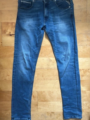 Blå straight fit jeans från replay  - Snygga blå straight fit jeans från replay med lätt slitna detaljer och klassisk femficksdesign.  mätningar W31 L34, jag är 182cm lång och dom sitter bra på mig. Jag säljer bara för att jag använder dom inte. Skriv om du har några frågor, priset kan förhandlas.