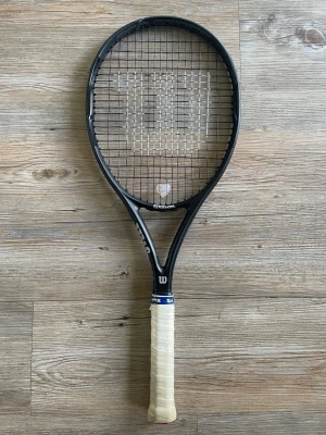 Wilson svart tennisracket - Säljer detta svarta Wilson tennisracket, modellen heter Wilson PRO staff precision 100. Perfekt för dig som gillar att spela tennis och vill ha bra kontroll. Nypris: 1000kr