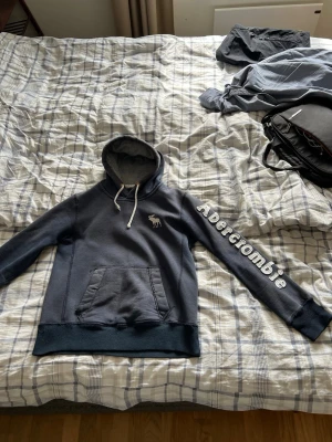 Mörkblå hoodie från Abercrombie - Riktigt fet och sällsynt hoddie från Anercrombie från tidigt 2000 tal i storlek S. Mycket bra kvalité för dessa år inga hål eller defekter. 