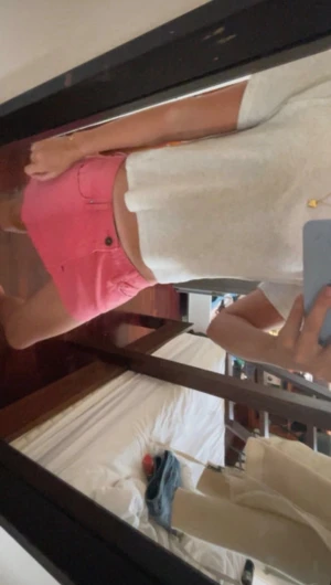 Rosa jeanskjol från Levi's - Säljer en kort rosa jeanskjol från Levi's med klassiska bakfickor och rå kant nertill. Kjolen har knapp och dragkedja framtill samt Levi's-logga på bakfickan. Perfekt för dig som vill ha en färgglad och trendig look. Midjemåttet är ca 36 cm💗