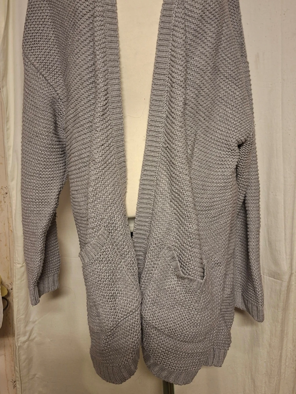 Ljusgrå stickad cardigan med fickor