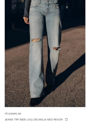 Zara jeans med hål  - Jätte eftertraktade jeans från Zara, kom med pris förslag 💖 (inga defekter)