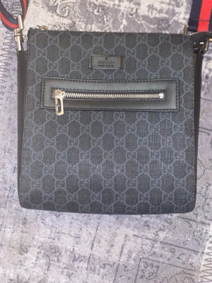 Väska - Snygg GG väska,har haft den ett år fast använd 5-6 gånger har varit i garderoben oanvänd,Pris kan såklart diskuteras!