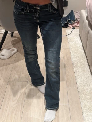 Low jeans  - Mörkblå, low jeans från gina young! storlek 158 som motsvarar xs/s ungefär skulle jag säga 😍 tryck köp nu för snabb & smidig affär!!