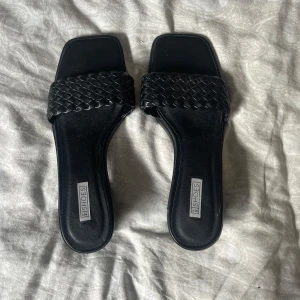 Klackskor - Snygga svarta klackar som tyvärr inte kommer till användning! Från sellpy i fint skick. Mycket bekväma ock sköna att gå i!!