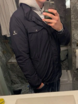 Boomerang vindjacka - En svart jacka i storlek S men sitter mer som M och är i väldigt bra och fint skick. 