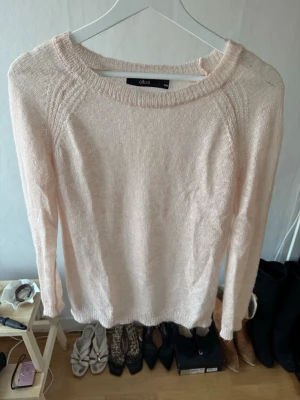 Ljusrosa stickad tröja från Ellos - Säljer en ljusrosa/beige stickad tröja från Ellos med rund halsringning och långa ärmar. Tröjan har en tunn och mjuk stickning som ger en avslappnad och skön känsla. Perfekt till skolan eller sommarkvällar. Har lite mohair i materialet🌟