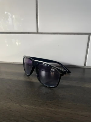 Rayband boyfriend - Snygga solglasögon som har samma passform som rayband boyfriend. Lite repor men inget som förstört synen 