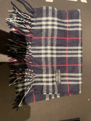 Mörkblå burberry halsduk - Toppskick, passar alla