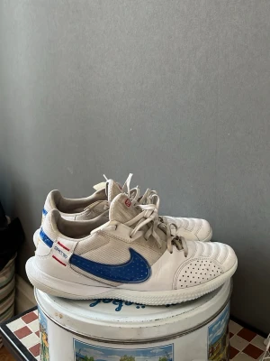 Nike futsalskor - Tjena, säljer mina futsal dojjor från Nike. I mycket bra skick. Bara att höra av dig vid funderingar. MVH