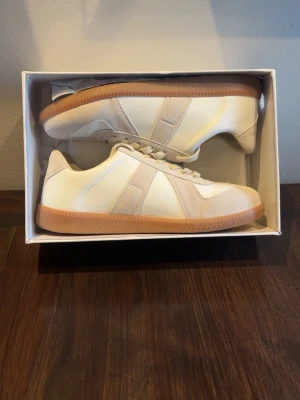 Maison Margiela Replica sneakers beige/vit - Maison Margiela Gats Pris är diskuterbart vid en snabb affär Du vet varför priset är som det är… 