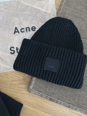 Acne mössa beanie svart - Helt ny och oanvänd