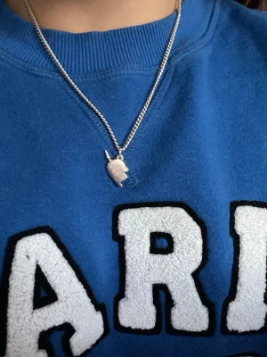 Silverfärgat marianillsdotter halsband - Snyggt silverfärgat you and me neckles från marianillsdotter. Väldigt bra skick och stilig i vardagen. Man får tyvärr inte med  där man läggger själva halsbandet för jag behöver lägga mina andra smycken där i.❤️strlk( 45)