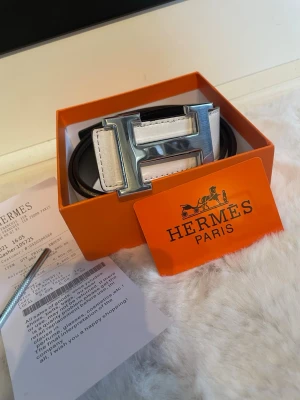 Vitt bälte med silver H - Vitt bälte med silver H