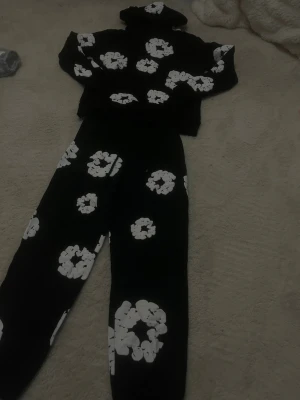 Denim Tears Tracksuit  - Superhypead tracksuit från Denim Tears. Unik design och grym kvalitet.