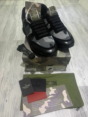 Valentino rockrunners  - Hej! Ett par fina grön-svarta Valentino Rockrunner skor till salu!  Säljer ett par Valentino Rockrunner skor i mycket fint skick. De är endast testade en kort stund och har inga defekter eller fläckar. Jag säljer pågrund av fel storlek. Perfekta för dig som söker ett par classiska och bekväma skor som även klarar vinterns väder – de är både varma och vattentäta.  Skorna är inköpta online och alla tillbehör som syns på bilden medföljer. Passa på att fråga frågor och köpa!