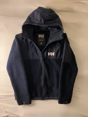 Mörkblå fleecejacka från Helly Hansen - Super fin helly Hansen teddyjacka | Storlek S | Skick 10/10 Nyskick | Nypris 2200:- mitt pris 1149:-|