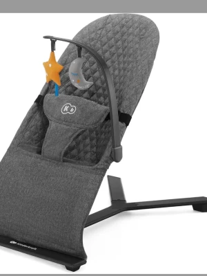 Grå babysitter med leksaksbåge - Säljer en grå babysitter från Kinderkraft med quiltat tyg och svart metallstativ. Babysittern har en leksaksbåge med en orange stjärna och en grå måne som hänger ovanför sitsen. Perfekt för att underhålla små barn hemma.