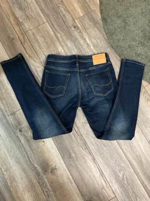 Mörkblå jeans från Jack & Jones - Säljer ett par mörkblå  jeans från Jack & Jones. Storlek 30/32