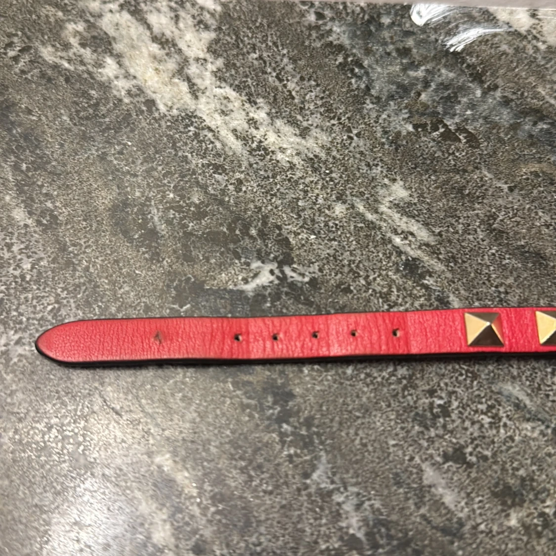 Rött valentino armband med nitar - 3