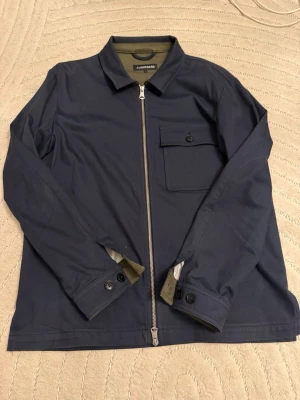 J.Lindeberg  - Tunn J Lindeberg jacka | nypris kring 2500kr | säljes för 799 | skick 9.5/10 ~ Inga defekter | st~ L | ej använd mycket | vid intresse eller frågor är det bara att höra av sig.