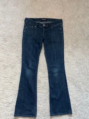 Mörkblå low waist bootcut jeans - Säljer dessa jättesnygga mörkblå bootcut jeans från Express jeans med snygga och unika fickor. Jeansen har låg midja och är bootcut! 💞