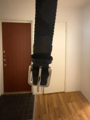 Svart flätat bälte med silverfärgat spänne - Snyggt svart flätat bälte med ett stilrent silverfärgat metallspänne. Bältet har en klassisk design och passar perfekt till jeans eller chinos. Materialet är troligtvis syntet med detaljer i skinnimitation. Enkel att justera tack vare den flexibla flätningen.