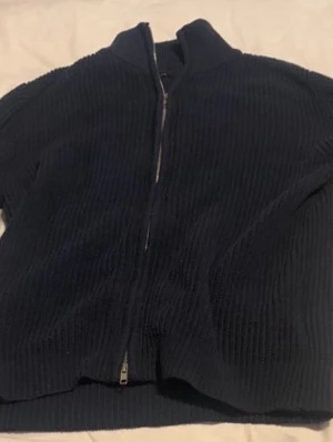 En Quarter Zip - En Quarter Zip med bra kvalité, bra pris och helt nyköpt. Storleken är S i herrmodell.