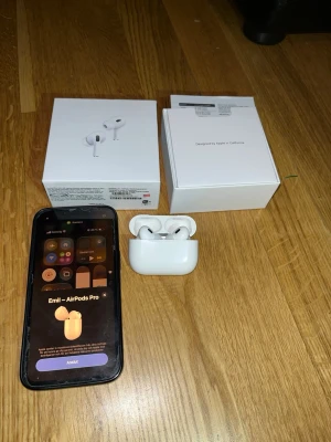 Airpods Pro Gen 2 - Säljer ett par Airpods pro gen 2. Kopplas till Apple id och allt funkar smidigt. 