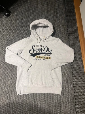 Superdyry hoodie, storlek s - Säljer en riktigt schysst superdry hoodie. Sotrlek 