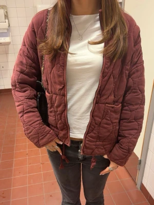 Vinröd quiltad jacka  - Skitsnygg vinröd jacka från zara perfekt till våren, fungerar perfekt även i kallt väder då den är lite fodrad. Den är storlek L men sitter perfekt på mig som vanligtvis har XS/S!!🤌 Skriv om du har några funderingar