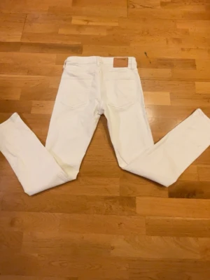 Vita skinny jeans från Crocker - Säljer ett par vita jeans från Jack and Jones slim. Bra skick, passar bra till om man ska  klä sig lite fint. Str 28/32 