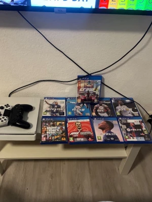 Vit PlayStation 4 med två handkontroller och kända spel - Säljer en vit PlayStation 4 med två matchande handkontroller samt flertalet kända spel. Konsolen har en stilren, rektangulär design och är tillverkad i plast. Perfekt för gaming med vänner och inkluderar flera populära spel till PS4.