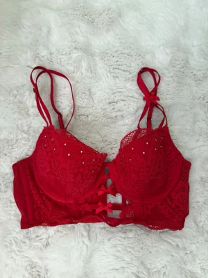 BH från Hunkemöller  - Fint skick! Fattas några ”diamanter” Stl 80B