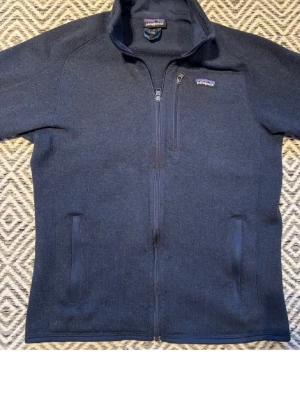 Mörkblå fleecejacka från Patagonia - Mörkblå fleecejacka från Patagonia med hel dragkedja nypris ca 1500 mitt pris 1000/ knappt använd 