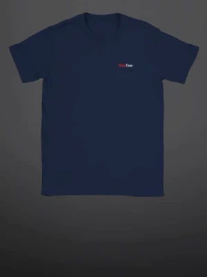 ShowTime t-shirt - Mörkblå t-shirt med trycket 'ShowTime' på bröstet och en stor illustration av en hockeyspelare med nummer 88 och namnet Kane på ryggen. Klassisk passform och rund hals. Perfekt för dig som gillar sportig stil.