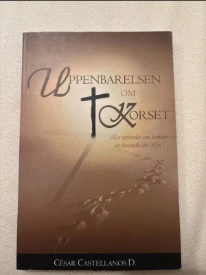 Uppenbarelsen om Korset bok - En kristen pocketbok med titeln 'Uppenbarelsen om Korset' av César Castellanos D. Omslaget har ett kors och fotspår i sanden. Boken är på svenska och handlar om kristen tro och upplevelser kring korset. Kolla min profil för fler plagg! 🥰